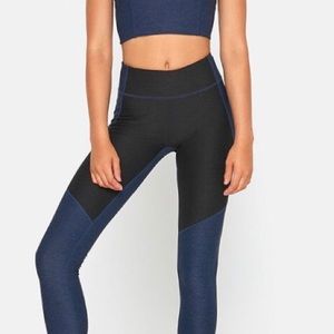 LIKE NEW 7/8 OV Navy & Black Leggings!